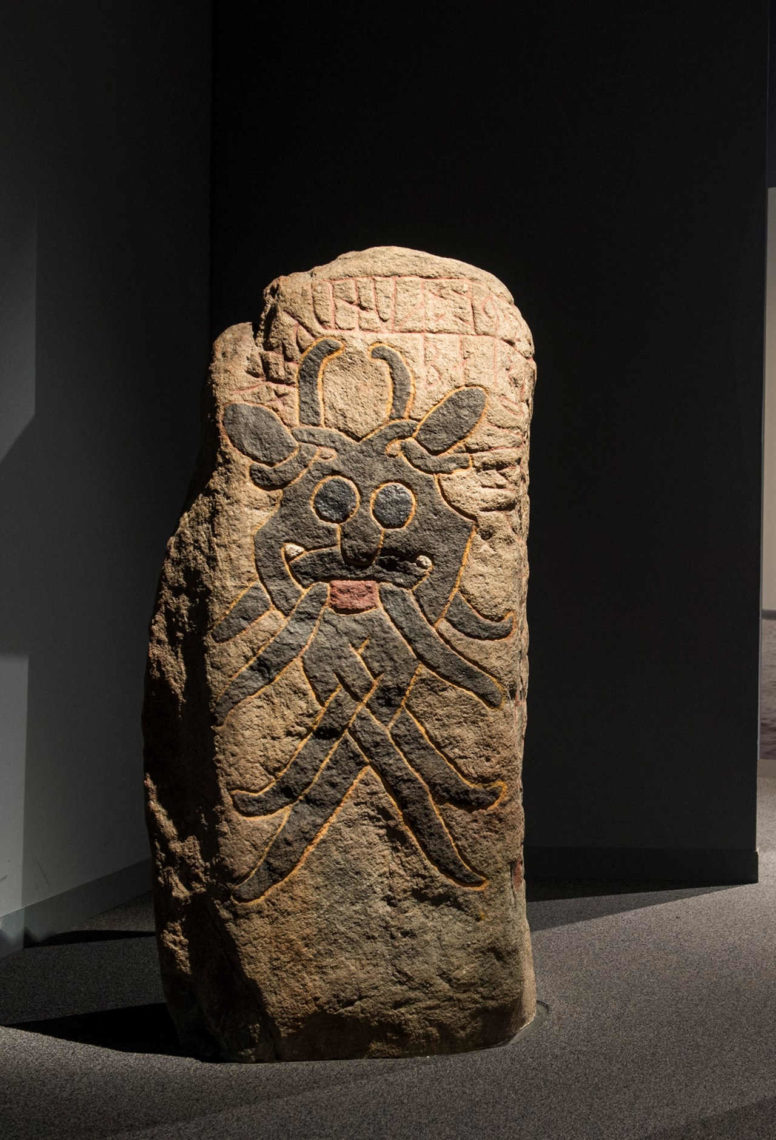 DR 66 från Århus, maskestenen. Moesgaard Museum. «När kungar krigade» — kan vara Svolder, kan vara ett annat slag.