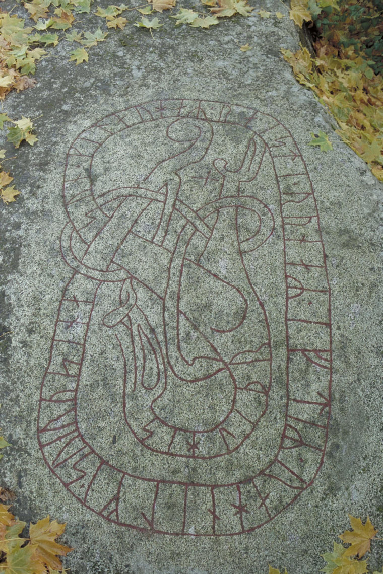 U 897 Norbyhällen. Bild: Lundberg, Bengt A CC BY 4.0. Uppsala, Uppsala, Uppsala, Uppland, Fornminnen-Ristningar, hällmålningar och minnesmärken-Runristning/runsten