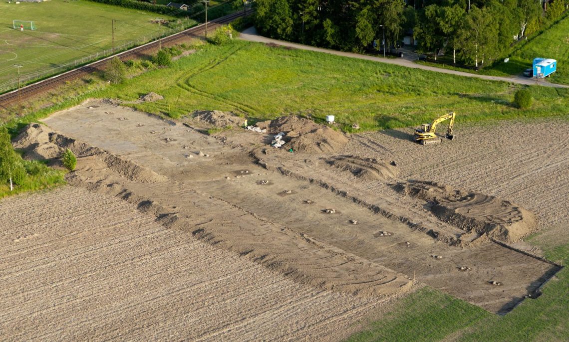 Stolpraderna vid Gamla Uppsala. Flygfoto: Arkeologerna (CC BY).