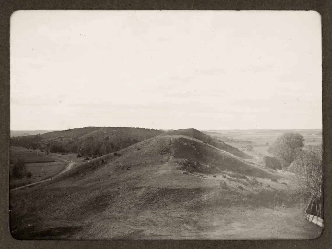 Frejs och Tors högar sedda från Odens hög, 11 oktober 1914. Foto: Schagerström. Upplandsmuseet (public domain).