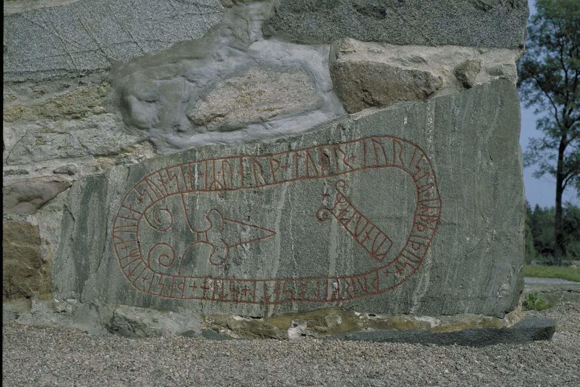 Vg 40 inmurad i Råda kyrka. Torkel satte stenen efter sonen Gunne, stupad när konungarna kämpade. Vilket slag är ovisst. Foto: Bengt A. Lundberg, RAÄ. CC BY 4.0.